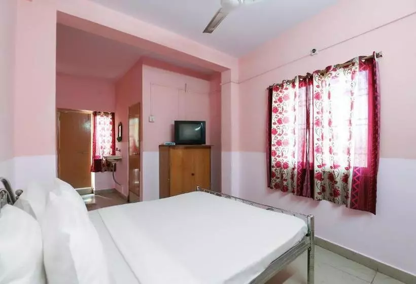 ホテル Spot On 48716 Gayatri Guest House