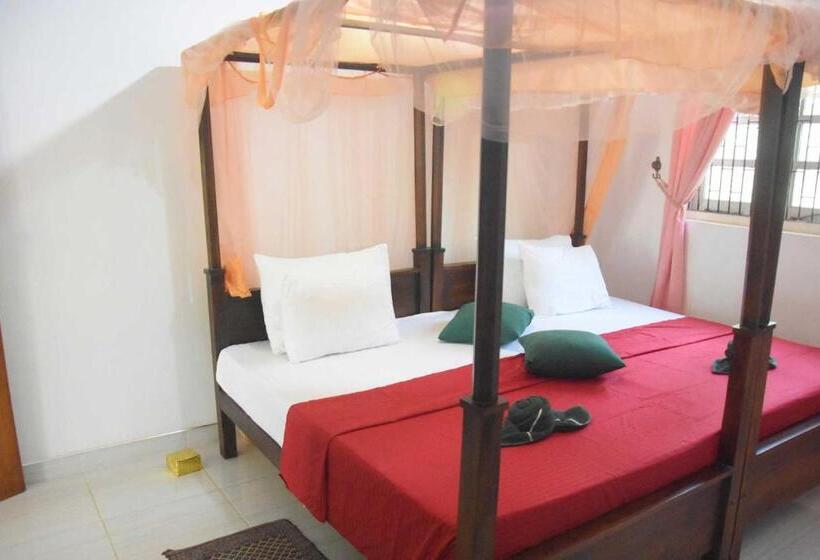 پانسیون Royal Views Residence