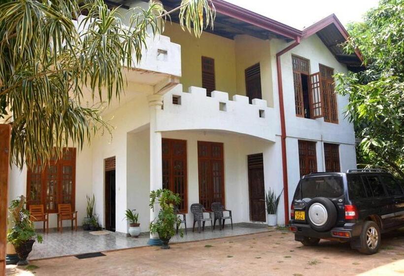 پانسیون Royal Views Residence