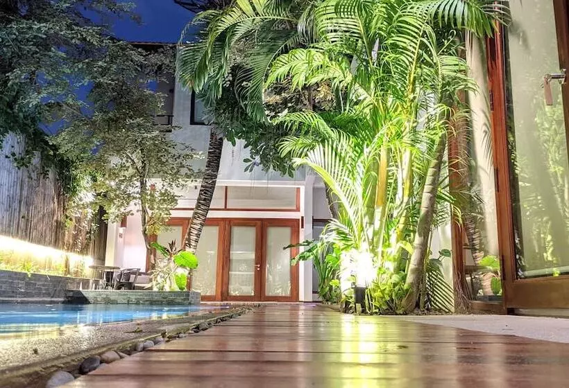 Sarina Hotel & Villa