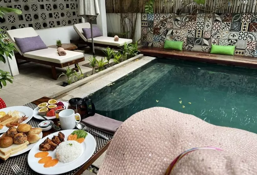 Sarina Hotel & Villa