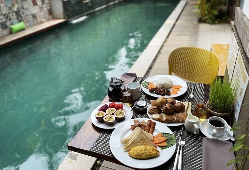 Sarina Hotel & Villa