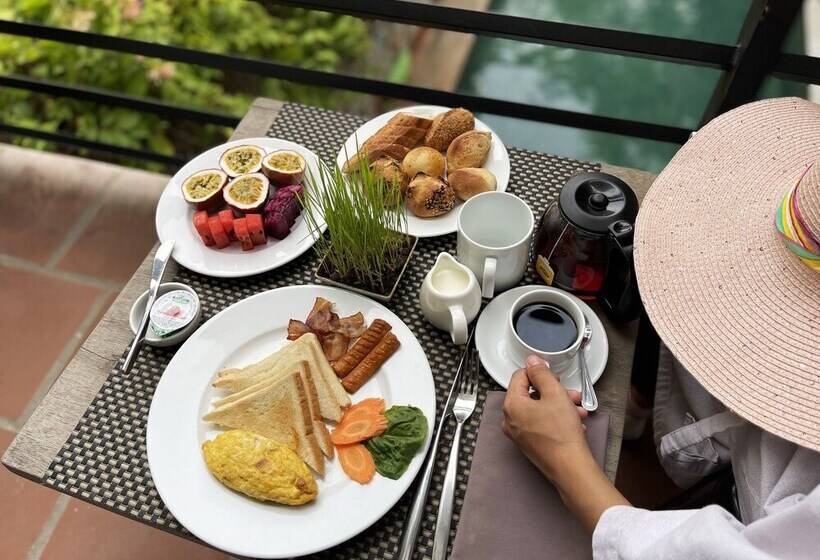 Sarina Hotel & Villa