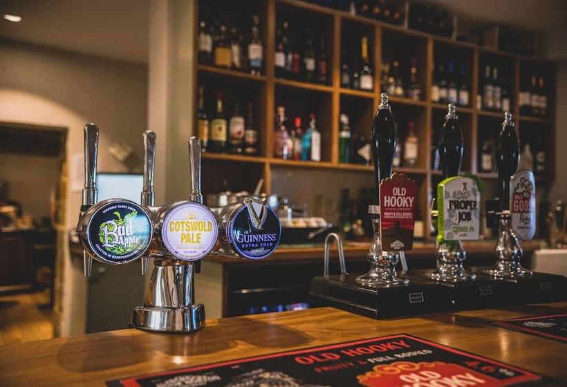 ベッドアンドブレックファースト The Red Lion At Hellidon