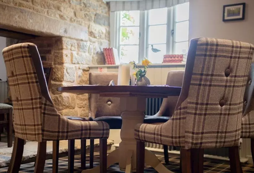 Aamiaismajoitus (B&B) The Red Lion At Hellidon