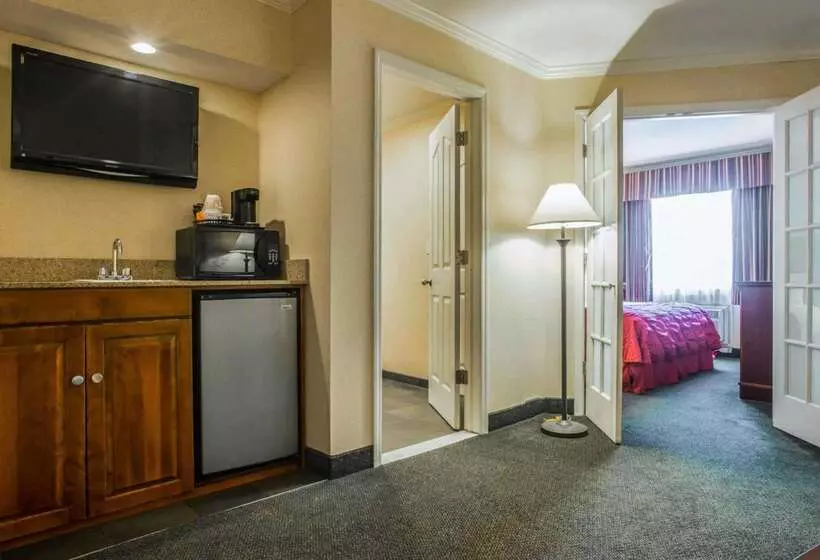 호텔 Clarion Inn & Suites At The Outlets Of Lake George