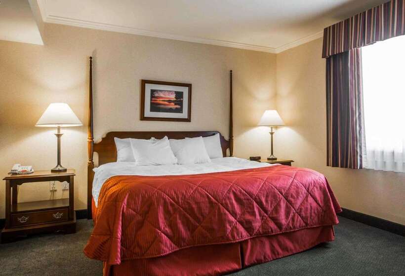 Otel Clarion Inn & Suites At The Outlets Of Lake George