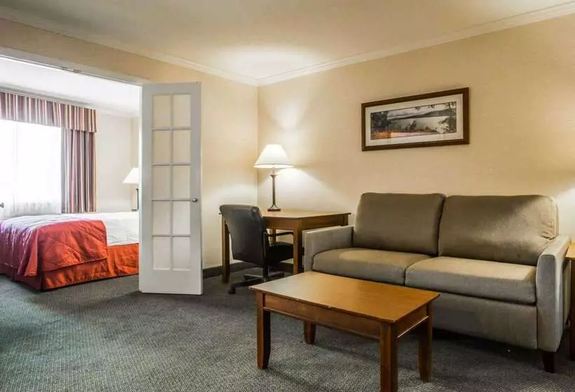 호텔 Clarion Inn & Suites At The Outlets Of Lake George