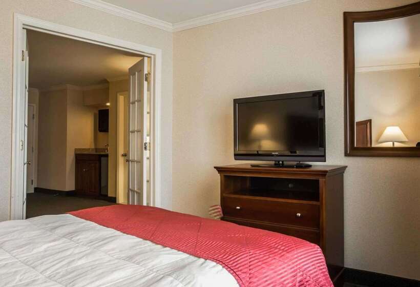 Otel Clarion Inn & Suites At The Outlets Of Lake George