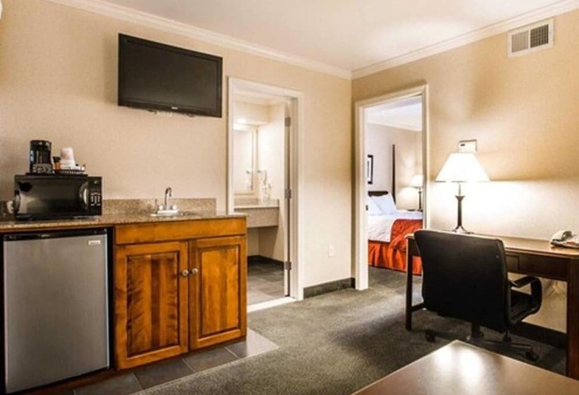 Otel Clarion Inn & Suites At The Outlets Of Lake George