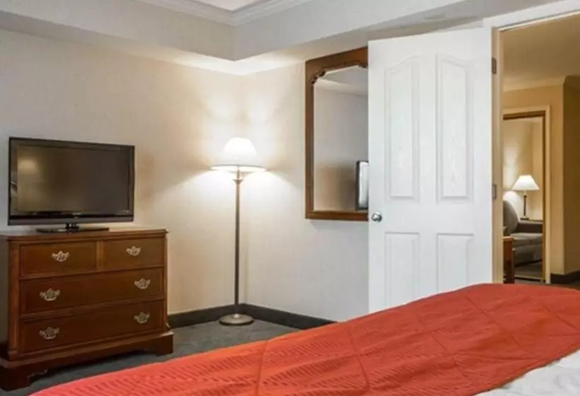 호텔 Clarion Inn & Suites At The Outlets Of Lake George