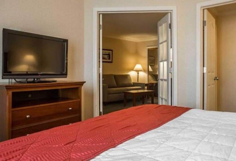Otel Clarion Inn & Suites At The Outlets Of Lake George