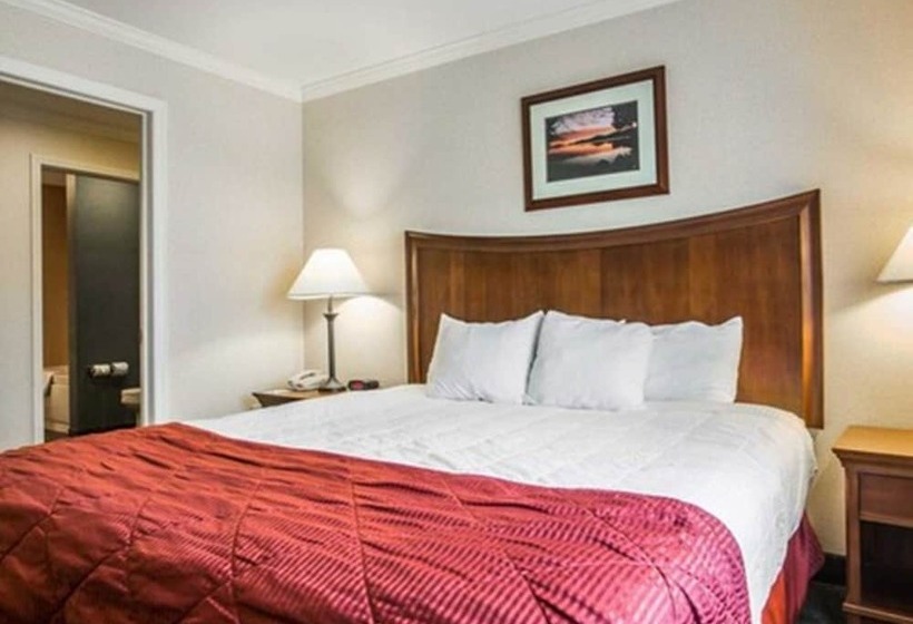 Otel Clarion Inn & Suites At The Outlets Of Lake George