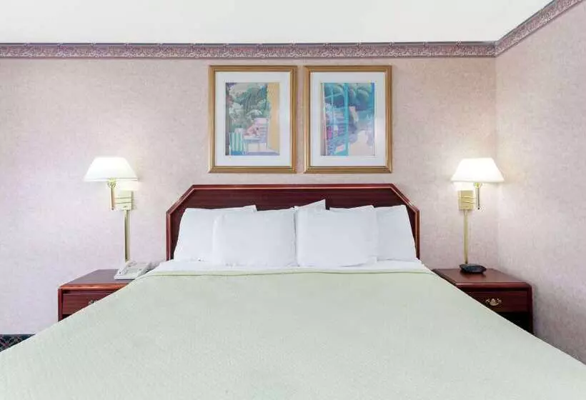 호텔 Days Inn By Wyndham Holladay