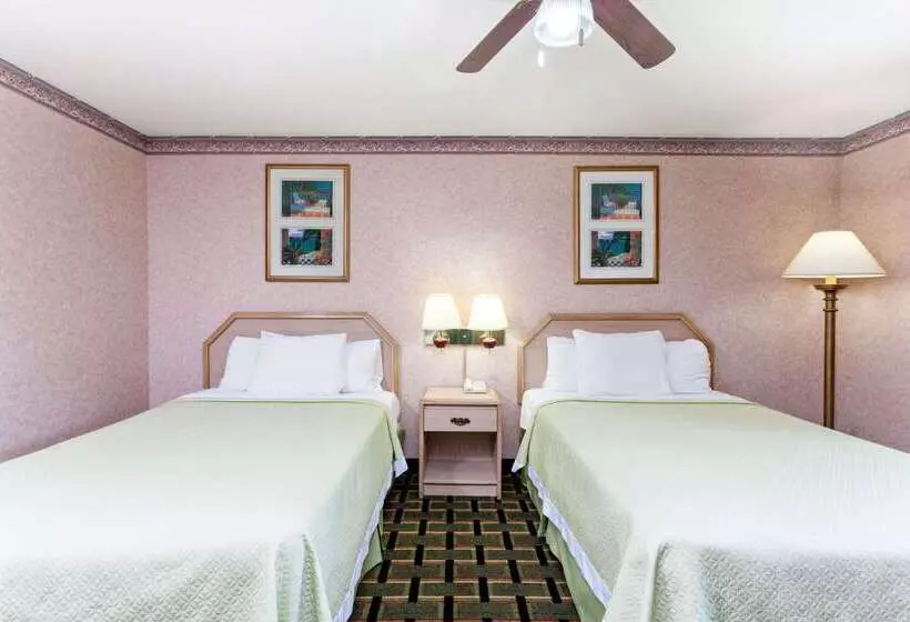 호텔 Days Inn By Wyndham Holladay