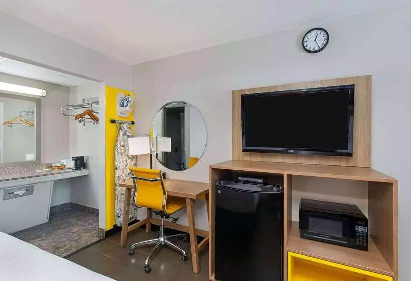 호텔 Days Inn By Wyndham Holladay