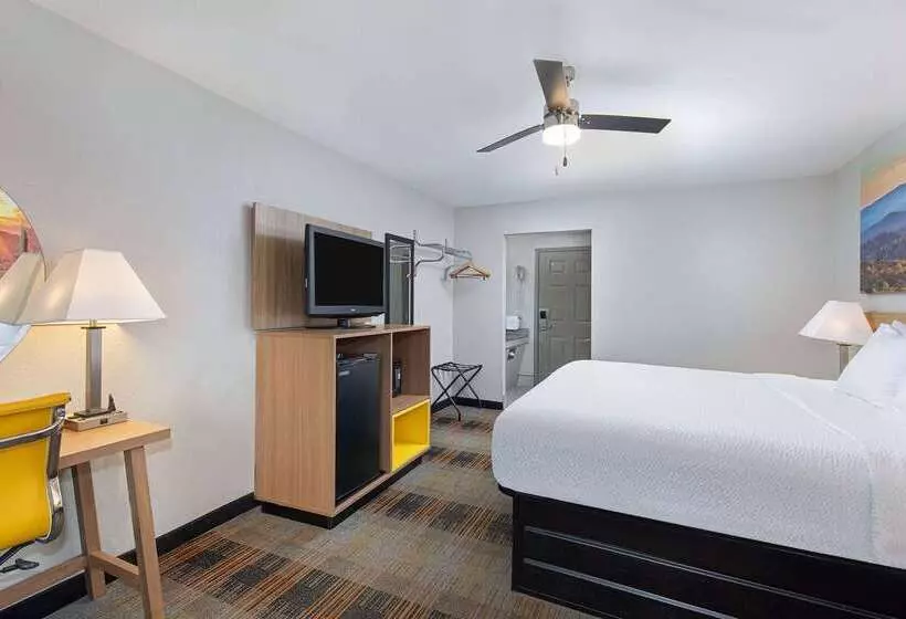 호텔 Days Inn By Wyndham Holladay