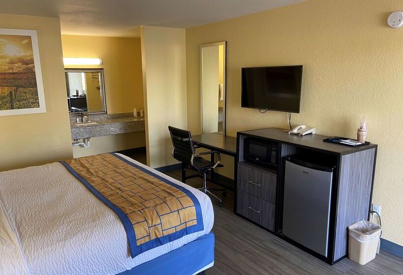 Отель Days Inn By Wyndham Okmulgee