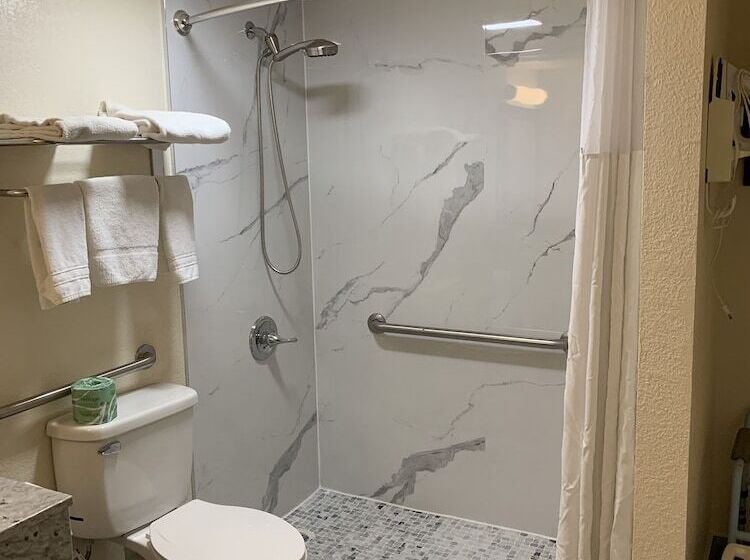 Отель Days Inn By Wyndham Okmulgee