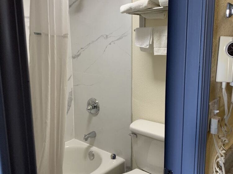 Отель Days Inn By Wyndham Okmulgee