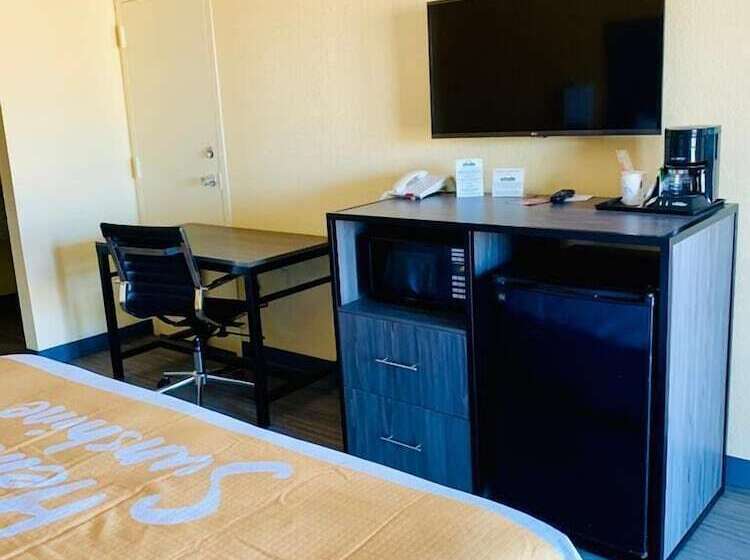 Отель Days Inn By Wyndham Okmulgee