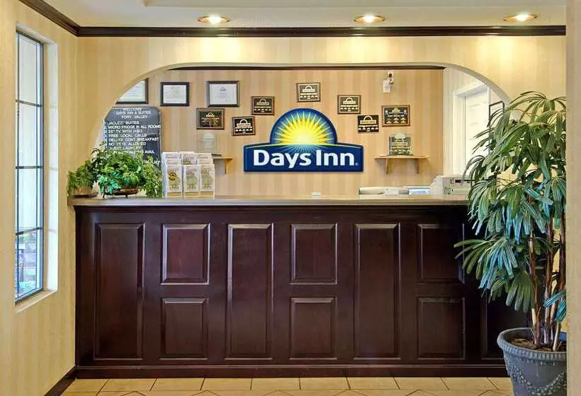 בית מלון כפרי Days Inn & Suites By Wyndham Fort Valley