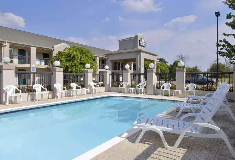 בית מלון כפרי Days Inn & Suites By Wyndham Fort Valley