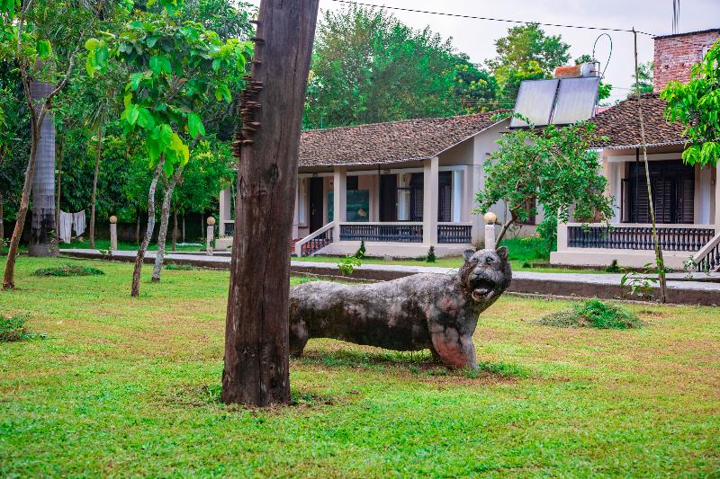 هتل Chitwan Riverside Resort By Oyo Rooms