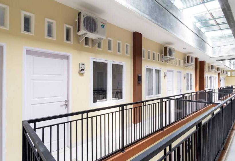 호텔 Kamani Homestay Syariah By Oyo Rooms