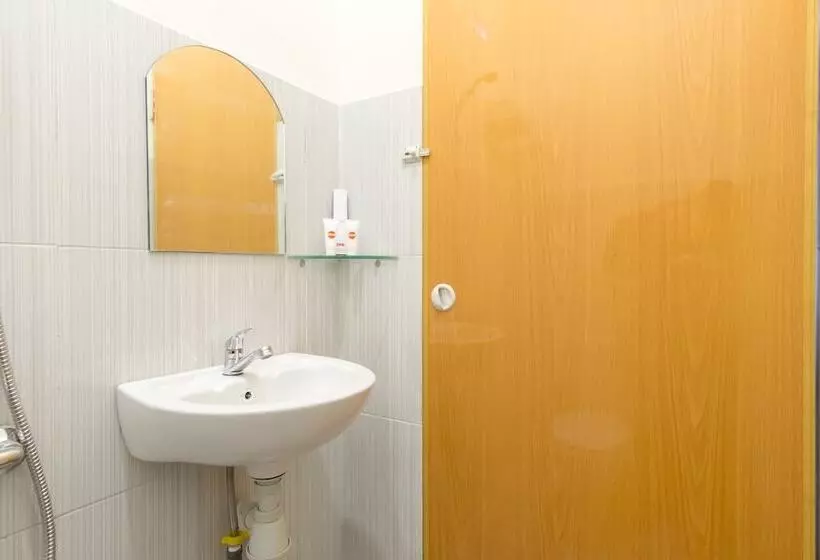ホテル Kamani Homestay Syariah By Oyo Rooms