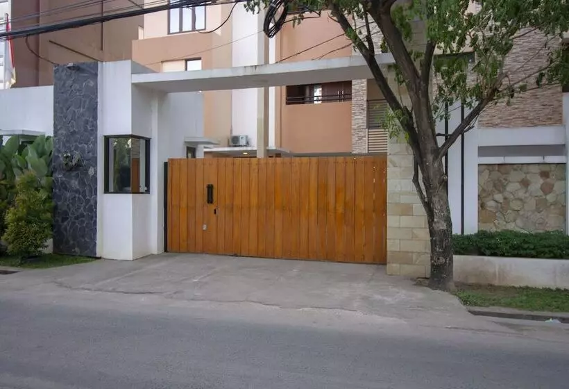 ペンション Reddoorz Plus @ Cbd Bintaro