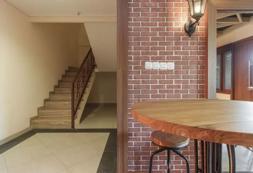 ペンション Reddoorz Plus @ Cbd Bintaro