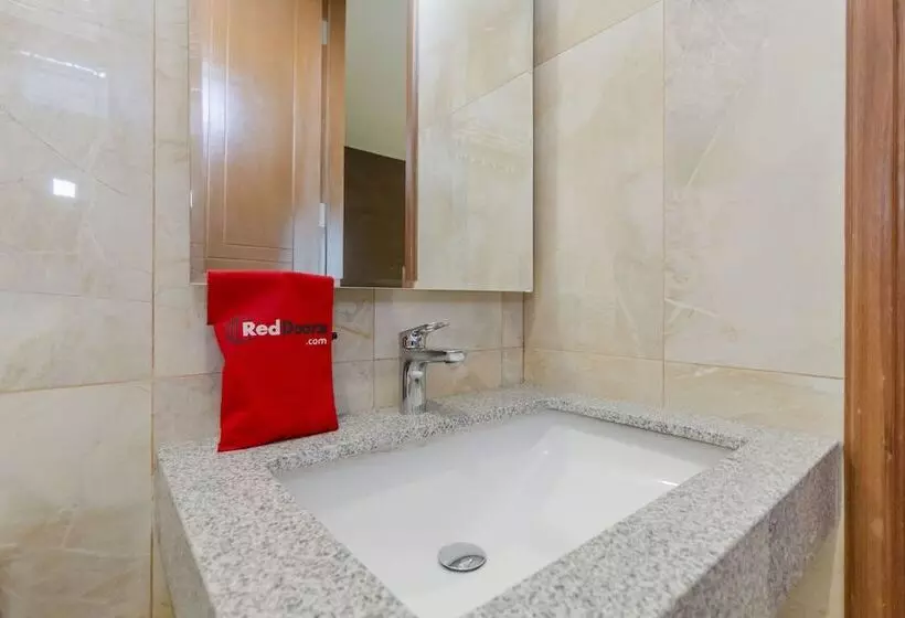 ペンション Reddoorz Plus @ Cbd Bintaro