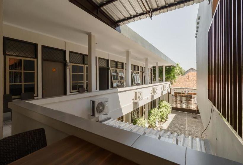 Pension Reddoorz@ Cangkring Street Cirebon