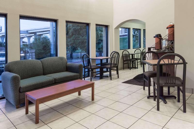 Отель Days Inn By Wyndham Austin South