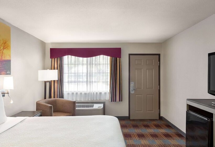 בית מלון כפרי Days Inn By Wyndham San Antonio Near Fiesta Park