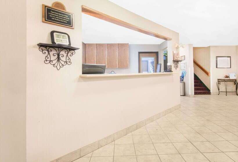 בית מלון כפרי Days Inn & Suites By Wyndham Fargo 19th Ave/airport Dome