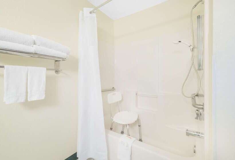 בית מלון כפרי Days Inn & Suites By Wyndham Fargo 19th Ave/airport Dome