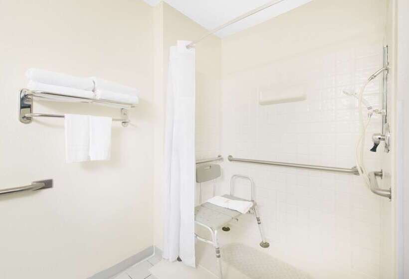 בית מלון כפרי Days Inn & Suites By Wyndham Fargo 19th Ave/airport Dome