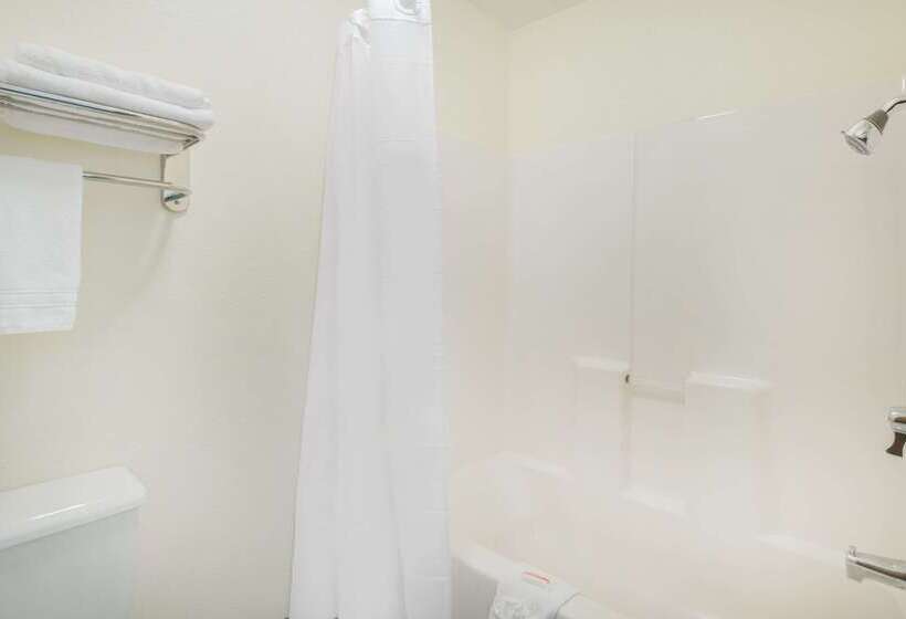 בית מלון כפרי Days Inn & Suites By Wyndham Fargo 19th Ave/airport Dome