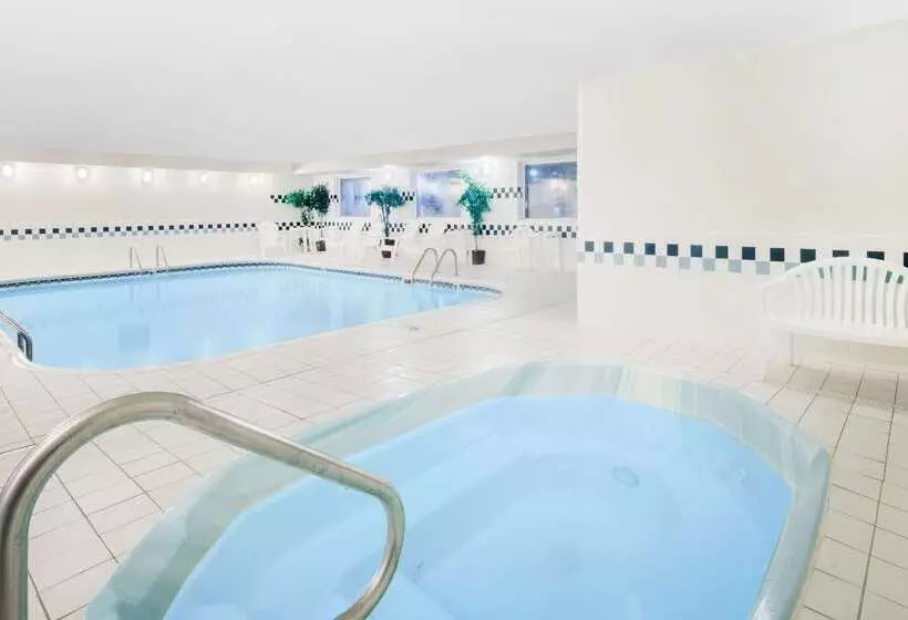 호텔 Days Inn & Suites By Wyndham Fargo 19th Ave/airport Dome