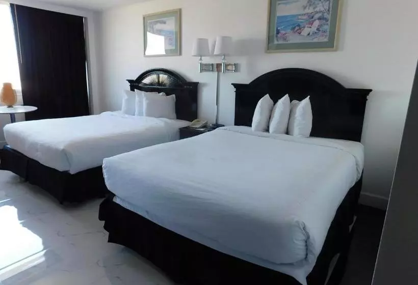 Отель Ramada By Wyndham North Bergen