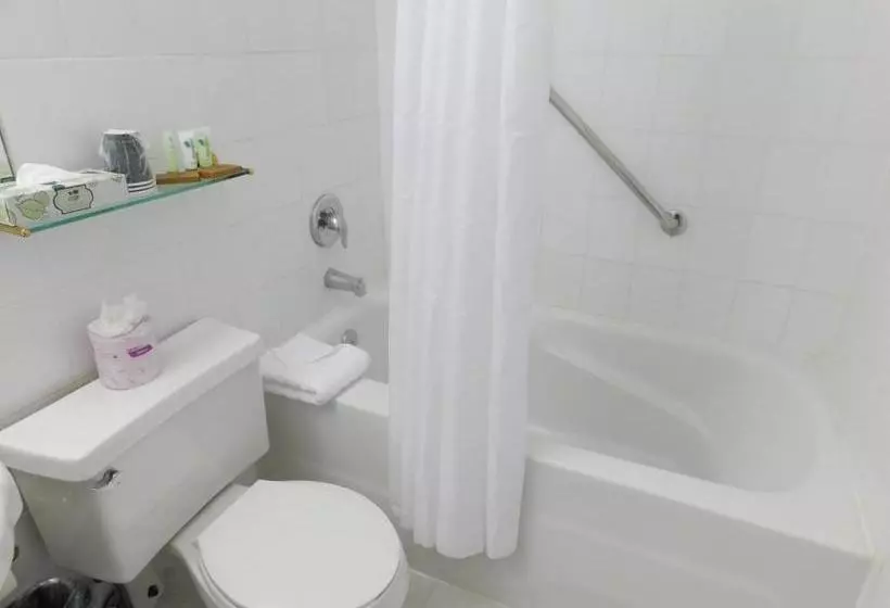 Отель Ramada By Wyndham North Bergen