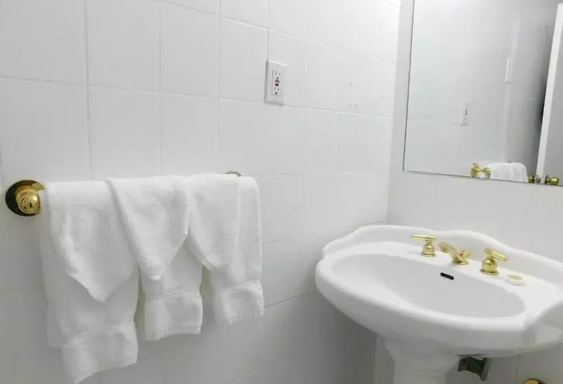 Отель Ramada By Wyndham North Bergen