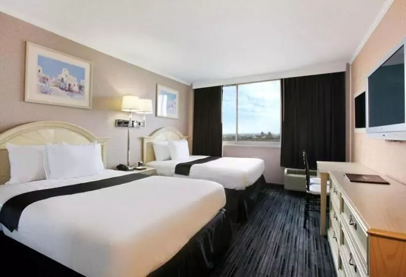 Отель Ramada By Wyndham North Bergen