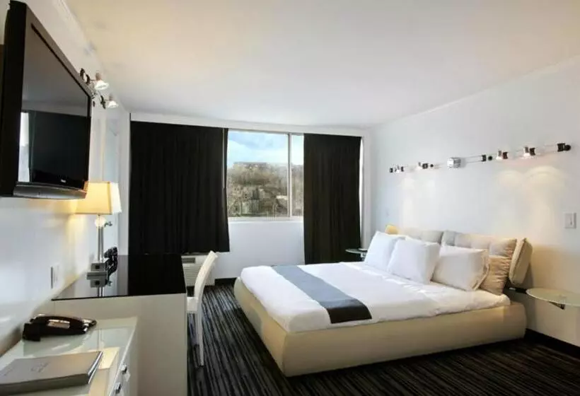 Отель Ramada By Wyndham North Bergen