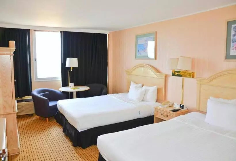 Отель Ramada By Wyndham North Bergen