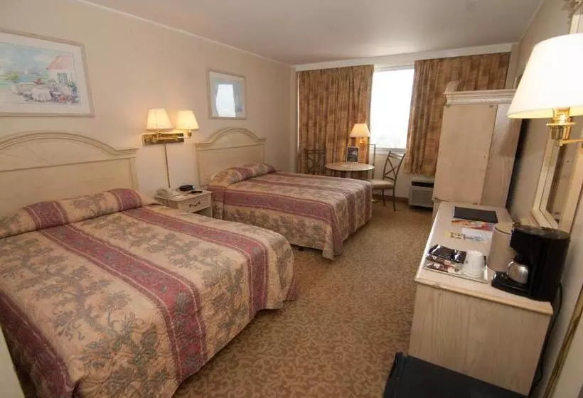 Отель Ramada By Wyndham North Bergen