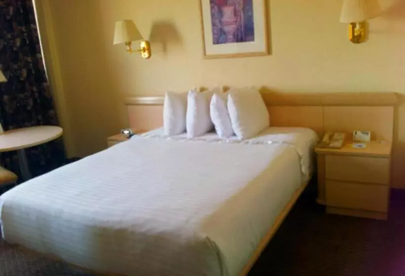 Отель Ramada By Wyndham North Bergen