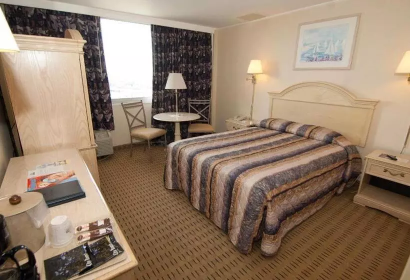 Отель Ramada By Wyndham North Bergen